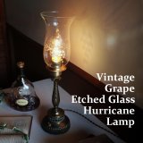 葡萄柄のエッチンググラスと重厚感ある真鍮飾りが美しいUSAヴィンテージハリケーンランプ卓上照明をアップ！