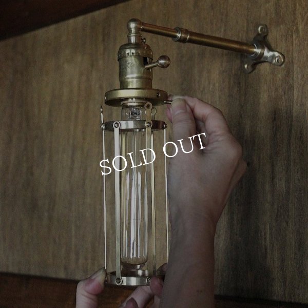 インダストリアル真鍮製ケージ付ブラケットライト工業系壁掛け照明 ｜ アメリカンスタイルウォールランプ