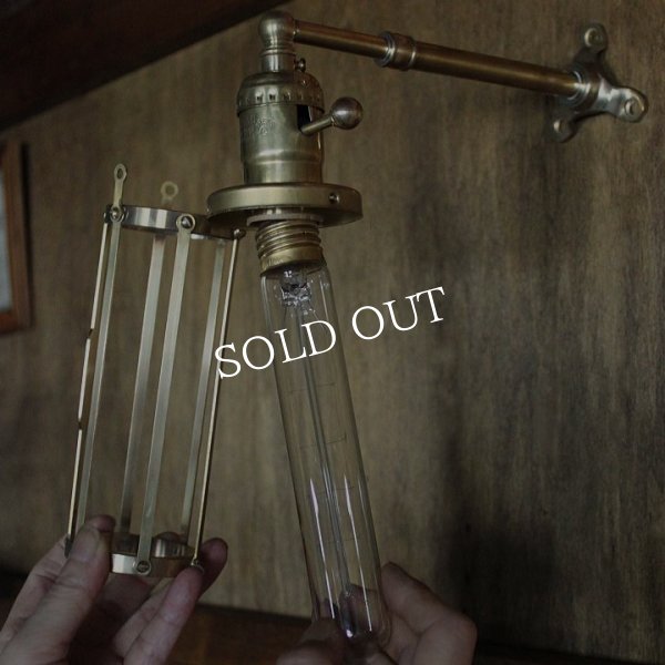 インダストリアル真鍮製ケージ付ブラケットライト工業系壁掛け照明 ｜ アメリカンスタイルウォールランプ