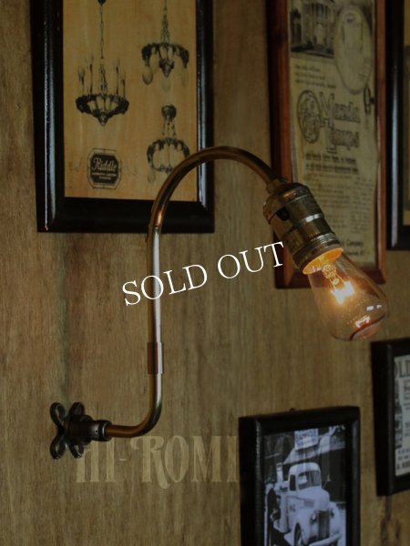 LEVITON社製アルミソケット湾曲アームブラケット/インダストリアル工業系ウォールランプ壁面照明