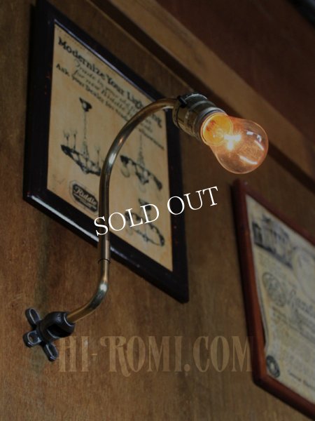 LEVITON社製アルミソケット湾曲アームブラケット/インダストリアル工業系ウォールランプ壁面照明