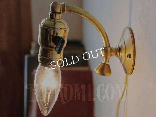 画像3: 工業系ヴィンテージLEVITON社パドルスイッチ付ソケット真鍮製湾曲アームウォールランプA/アンティーク壁掛ライト (3)
