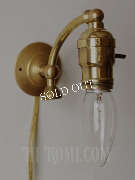 画像2: 工業系ヴィンテージLEVITON社パドルスイッチ付ソケット真鍮製湾曲アームウォールランプA/アンティーク壁掛ライト (2)