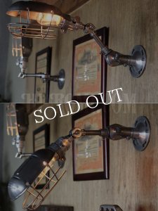 中古のKEA ワイヤースポット照明 工業系壁掛け照明ワイヤーケージ＆角度調整付きブラケットライト