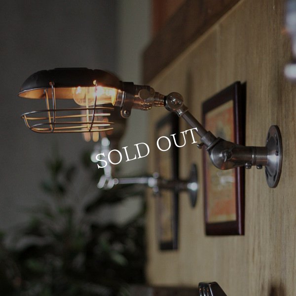 工業系壁掛け照明ワイヤーケージ＆角度調整付きブラケットライト｜インダストリアルトラブルライトウォールランプ