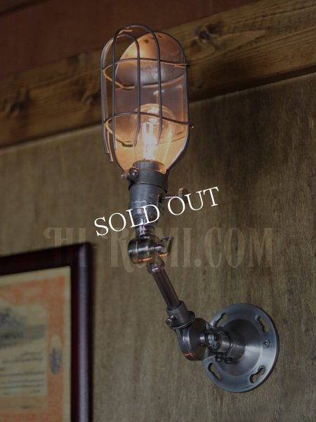 工業系壁掛け照明ワイヤーケージ＆角度調整付きブラケットライト｜インダストリアルトラブルライトウォールランプ