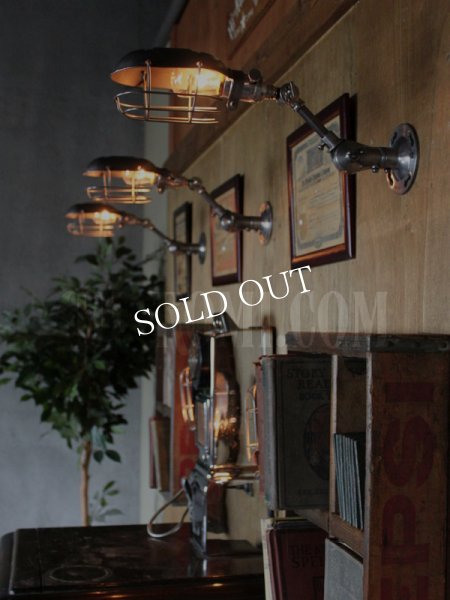 工業系壁掛け照明ワイヤーケージ＆角度調整付きブラケットライト｜インダストリアルトラブルライトウォールランプ