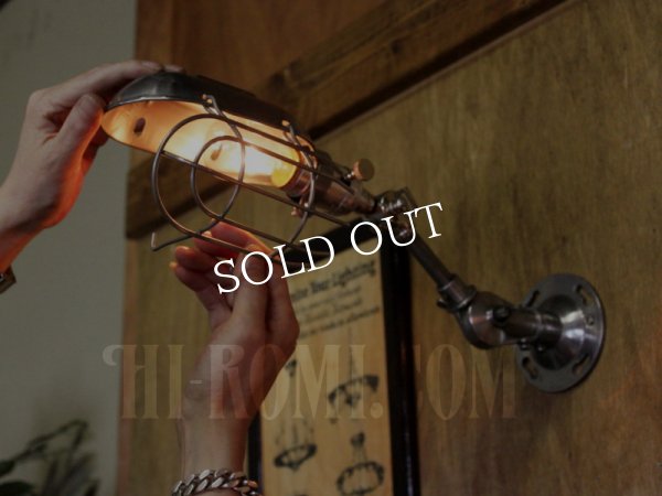 工業系壁掛け照明ワイヤーケージ＆角度調整付きブラケットライト｜インダストリアルトラブルライトウォールランプ