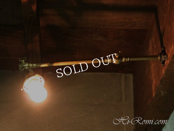 ヴィンテージギャラリー付きウォールランプ｜アンティークブラケットライト真鍮製工業系角度調整付壁掛け照明