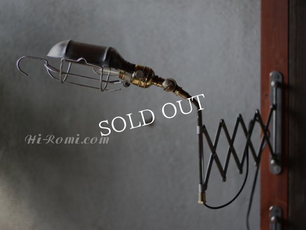 ヴィンテージインダストリアルシザーアームブラケットライトAケージ付きトラブルライト壁掛け照明｜アンティークインダストリアル