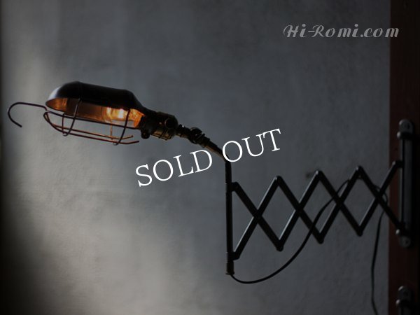 ヴィンテージインダストリアルシザーアームブラケットライトBケージ付きトラブルライト壁掛け照明｜アンティークウォールランプ