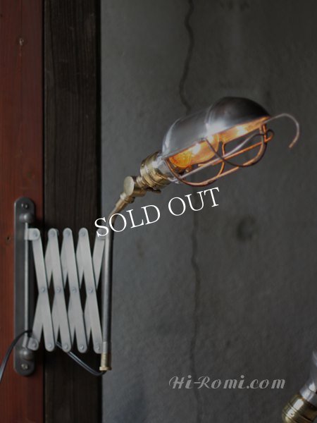 ヴィンテージインダストリアルシザーアームブラケットライトBケージ付きトラブルライト壁掛け照明｜アンティークウォールランプ