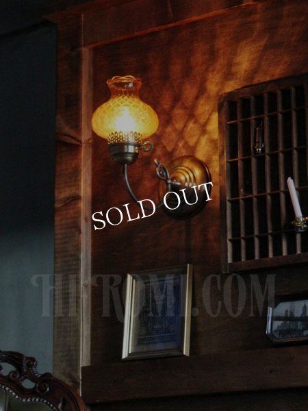 画像2: ヴィンテージアーガイルアンバーガラスシェード鍵付きブラケットランプA/アンティークホブネイルコロニアル照明 (2)