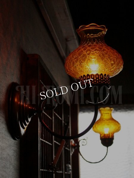 画像4: ヴィンテージアーガイルアンバーガラスシェード鍵付きブラケットランプA/アンティークホブネイルコロニアル照明 (4)