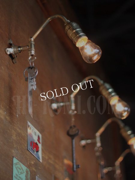 画像3: ヴィンテージ工業系フック付きターン式ソケット真鍮ブラケット/アンティーク照明インダストリアルウォールランプ (3)