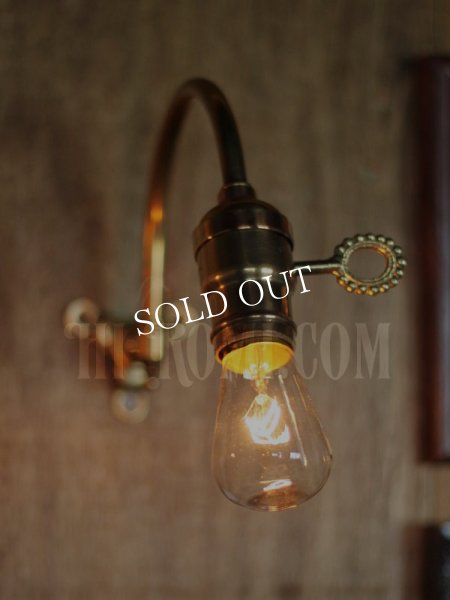 工業系ホブネイル鍵付き湾曲アーム真鍮ブラケットライトA/インダストリアルウォールランプ/壁掛け照明