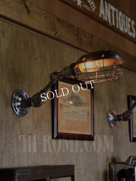 画像4: 工業系ワイヤーケージ＆角度調整付きブラケット/インダストリアルトラブルライトウォールランプ/壁掛け照明 (4)