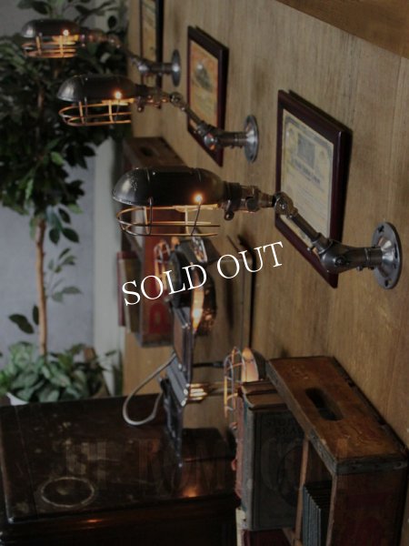 画像5: 工業系ワイヤーケージ＆角度調整付きブラケット/インダストリアルトラブルライトウォールランプ/壁掛け照明 (5)