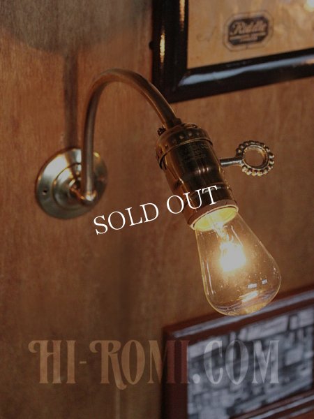 USAヴィンテージ鍵スイッチ付き真鍮製カーブアーム工業系ブラケットA/アンティークウォールランプインダストリアル照明壁掛ランプ