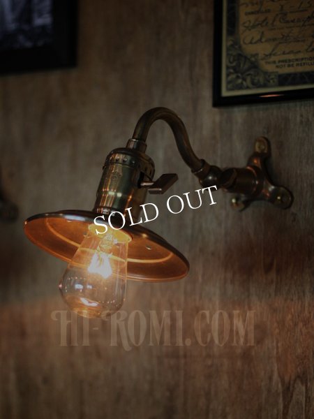 LEVITON社製パドルスイッチ式ソケット&角度調整付き真鍮製平皿型シェード工業系ウォールランプ/アンティーク照明ブラケットライト