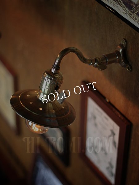 LEVITON社製パドルスイッチ式ソケット&角度調整付き真鍮製平皿型シェード工業系ウォールランプ/アンティーク照明ブラケットライト