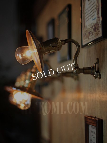 LEVITON社製パドルスイッチ式ソケット&角度調整付き真鍮製平皿型シェード工業系ウォールランプ/アンティーク照明ブラケットライト