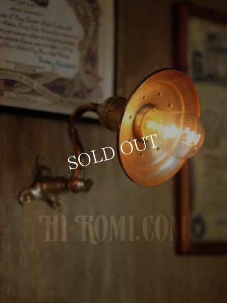 LEVITON社製パドルスイッチ式ソケット&角度調整付き真鍮製平皿型シェード工業系ウォールランプ/アンティーク照明ブラケットライト