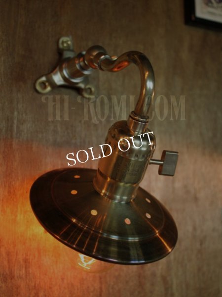 LEVITON社製パドルスイッチ式ソケット&角度調整付き真鍮製平皿型シェード工業系ウォールランプ/アンティーク照明ブラケットライト