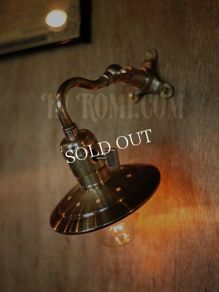 LEVITON社製パドルスイッチ式ソケット&角度調整付き真鍮製平皿型シェード工業系ウォールランプ/アンティーク照明ブラケットライト