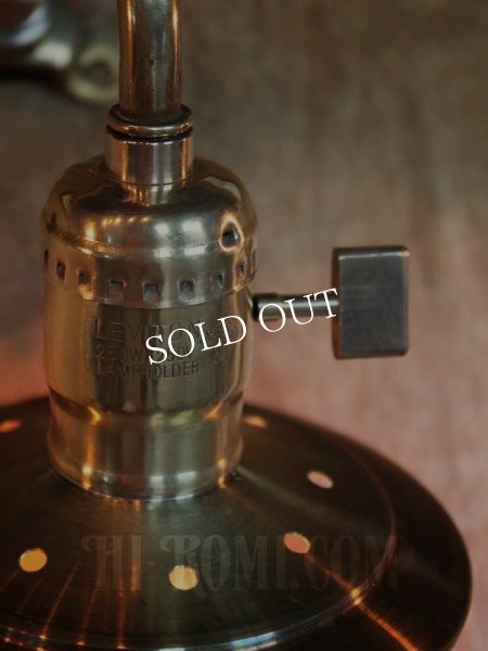 LEVITON社製パドルスイッチ式ソケット&角度調整付き真鍮製平皿型シェード工業系ウォールランプ/アンティーク照明ブラケットライト