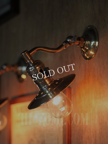 USAヴィンテージ工業系角度調整&平シェード付き真鍮ブラケット/インダストリアル照明壁掛けランプ