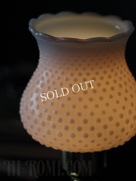 アンティークテーブルライト｜ホブネイルミルクガラスと真鍮の卓上照明