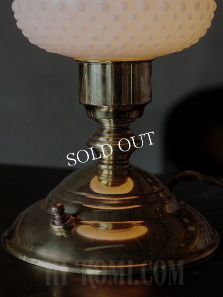 アンティークテーブルライト｜ホブネイルミルクガラスと真鍮の卓上照明