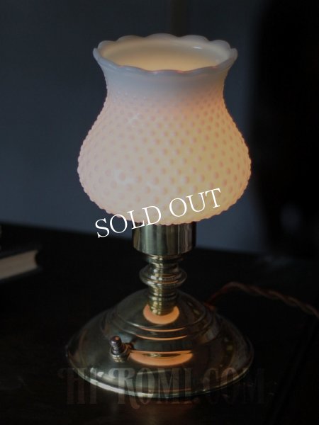 アンティークテーブルライト｜ホブネイルミルクガラスと真鍮の卓上照明