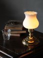 アンティークテーブルライト｜ホブネイルミルクガラスと真鍮の卓上照明