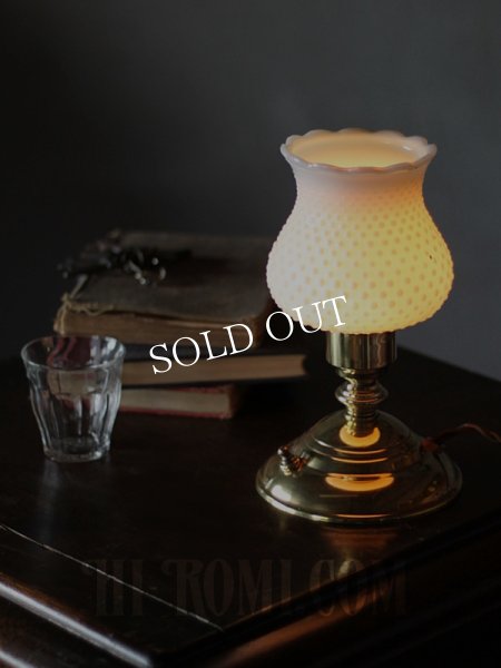 アンティークテーブルライト｜ホブネイルミルクガラスと真鍮の卓上照明