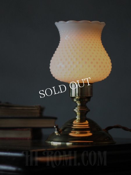 アンティークテーブルライト｜ホブネイルミルクガラスと真鍮の卓上照明