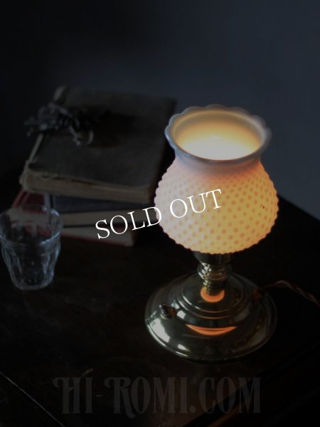 アンティークテーブルライト｜ホブネイルミルクガラスと真鍮の卓上照明