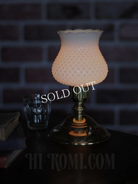 アンティークテーブルライト｜ホブネイルミルクガラスと真鍮の卓上照明