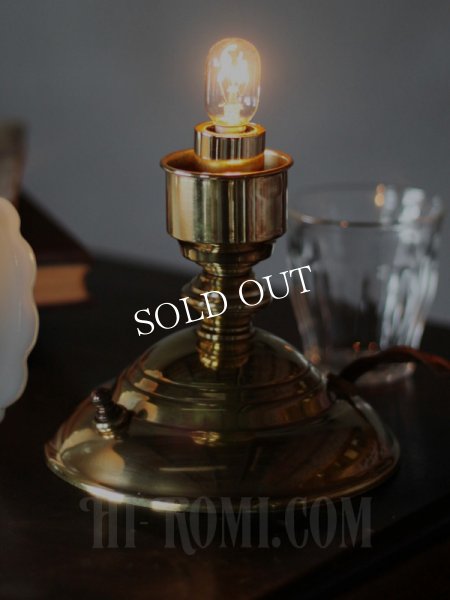 アンティークテーブルライト｜ホブネイルミルクガラスと真鍮の卓上照明