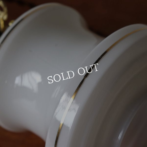 ミッドセンチュリーミルクガラスシェード付ペンダントライト