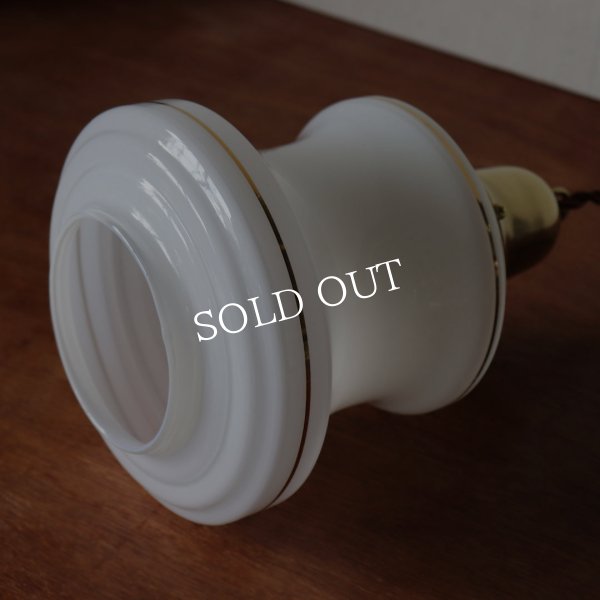 ミッドセンチュリーミルクガラスシェード付ペンダントライト