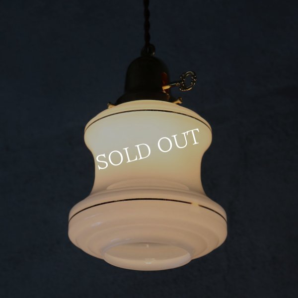 ミッドセンチュリーミルクガラスシェード付ペンダントライト