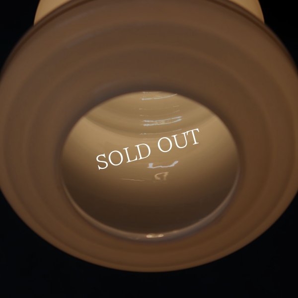 ミッドセンチュリーミルクガラスシェード付ペンダントライト