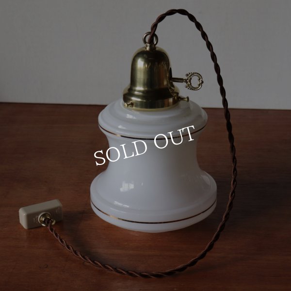 ミッドセンチュリーミルクガラスシェード付ペンダントライト