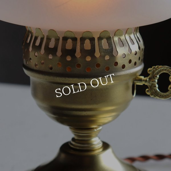 フロストガラス製フリルチムニー付テーブルランプ｜アンティーク卓上照明ライト