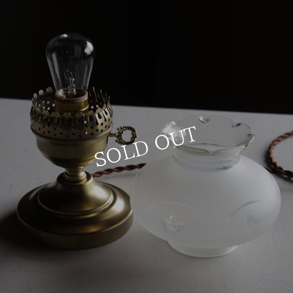 フロストガラス製フリルチムニー付テーブルランプ｜アンティーク卓上照明ライト