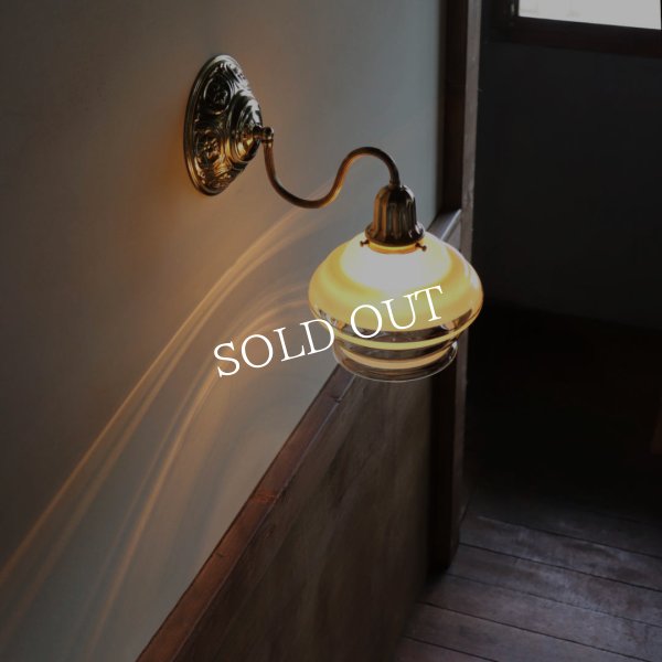 アンティーク照明｜ヴィンテージ金彩アンバーガラスシェードのブラケットライト