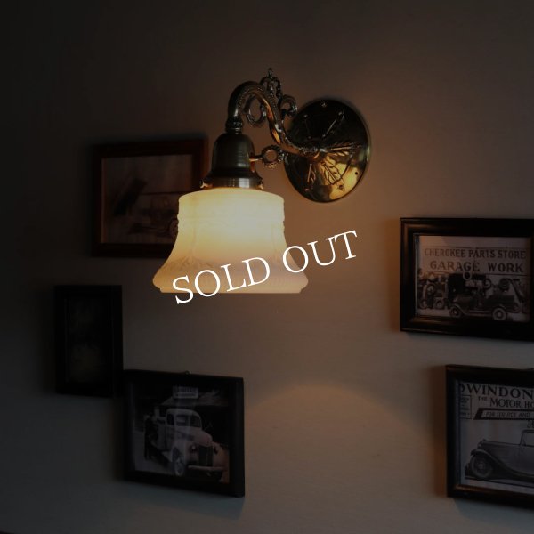 USAヴィンテージミルクガラスシェード付コロニアルブラケットライト｜アンティーク壁掛け照明