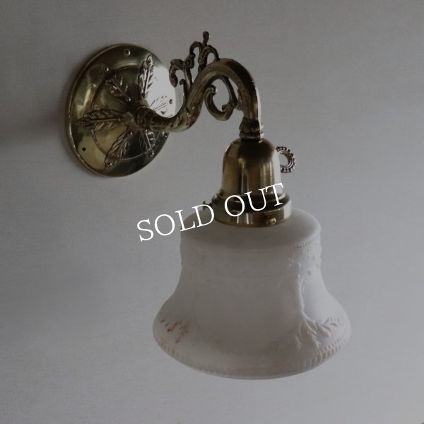 USAヴィンテージミルクガラスシェード付コロニアルブラケットライト｜アンティーク壁掛け照明